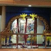 河南郑州美伦雕塑客户订做长颈鹿卡通彩绘 玻璃钢 儿童乐园门套